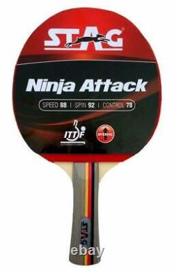 Jeu sportif de tennis de table avec raquette de ninja attaquant les raquettes de ping-pong.