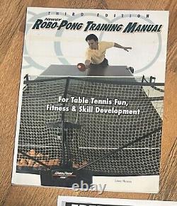 Nouveau robot de tennis de table Robo-pong Newgy 2040 avec balles, boîte originale, manuels et DVD.