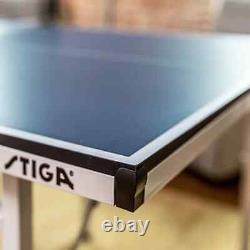 Nouvelle table de ping-pong compacte Stiga T8460 Space Saver séparée en deux tables bleues.