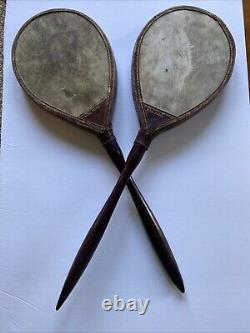 Raquettes de ping-pong antiques en parchemin avec poignée en bois de l'époque victorienne vintage