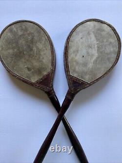 Raquettes de ping-pong antiques en parchemin avec poignée en bois de l'époque victorienne vintage