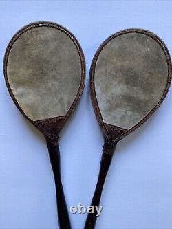 Raquettes de ping-pong antiques en parchemin avec poignée en bois de l'époque victorienne vintage