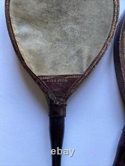 Raquettes de ping-pong antiques en parchemin avec poignée en bois de l'époque victorienne vintage