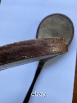 Raquettes de ping-pong antiques en parchemin avec poignée en bois de l'époque victorienne vintage