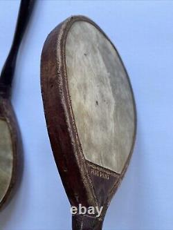 Raquettes de ping-pong antiques en parchemin avec poignée en bois de l'époque victorienne vintage