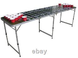 Table de Beer Pong sur un terrain de football avec trous de gobelets pré-percés.