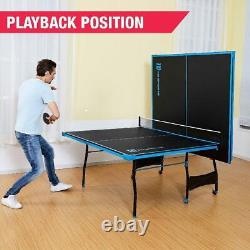 Table de ping-pong de tennis d'intérieur de taille officielle avec 2 raquettes et des balles noires/bleues de sport.