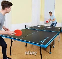 Table de ping-pong officielle de taille avec 2 raquettes pliables et roulettes.