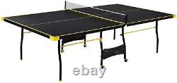 Table de tennis de table pliante noire et jaune avec roulettes pour l'intérieur et deux raquettes.