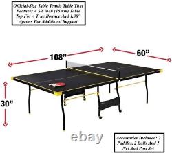 Table de tennis de table pliante noire et jaune avec roulettes pour l'intérieur et deux raquettes.